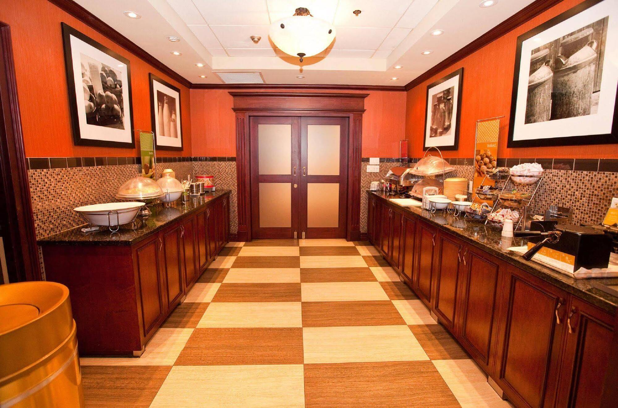 Hampton Inn Toronto-Mississauga West 레스토랑 사진